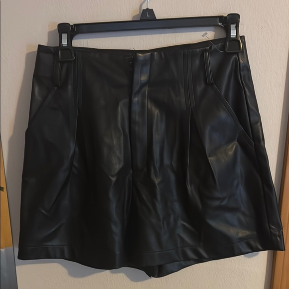 Faux leather shorts - Picture 3 of 5